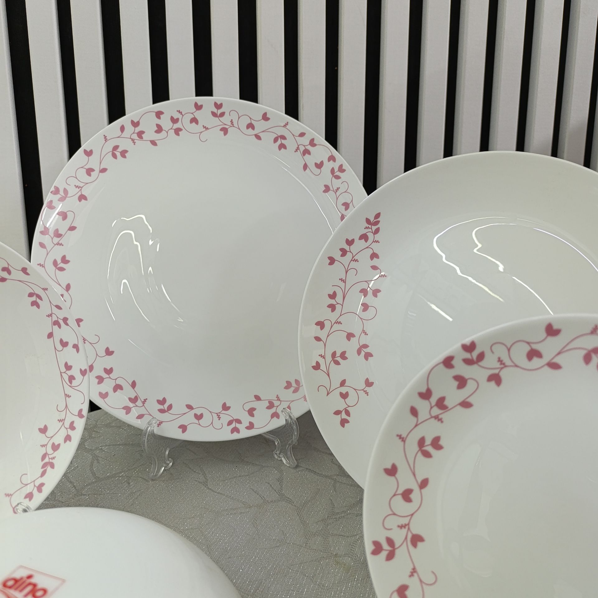 سرویس غذاخوری ۲۶ پارچه دوین صورتی برند دینو